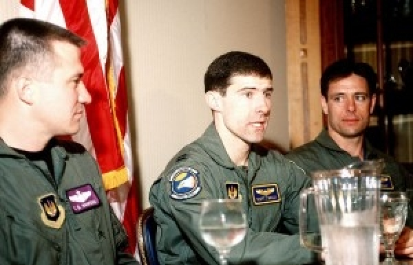 Capt Scott O&#039;Grady in Conference with Buzzard Wingman who Found him.